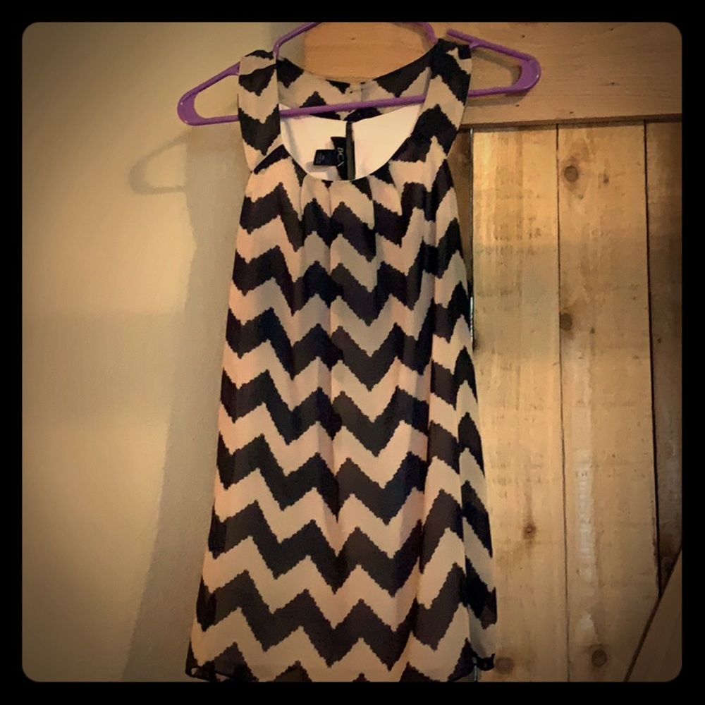🐝 Zig Zag tank can be dressy or causal!🐝